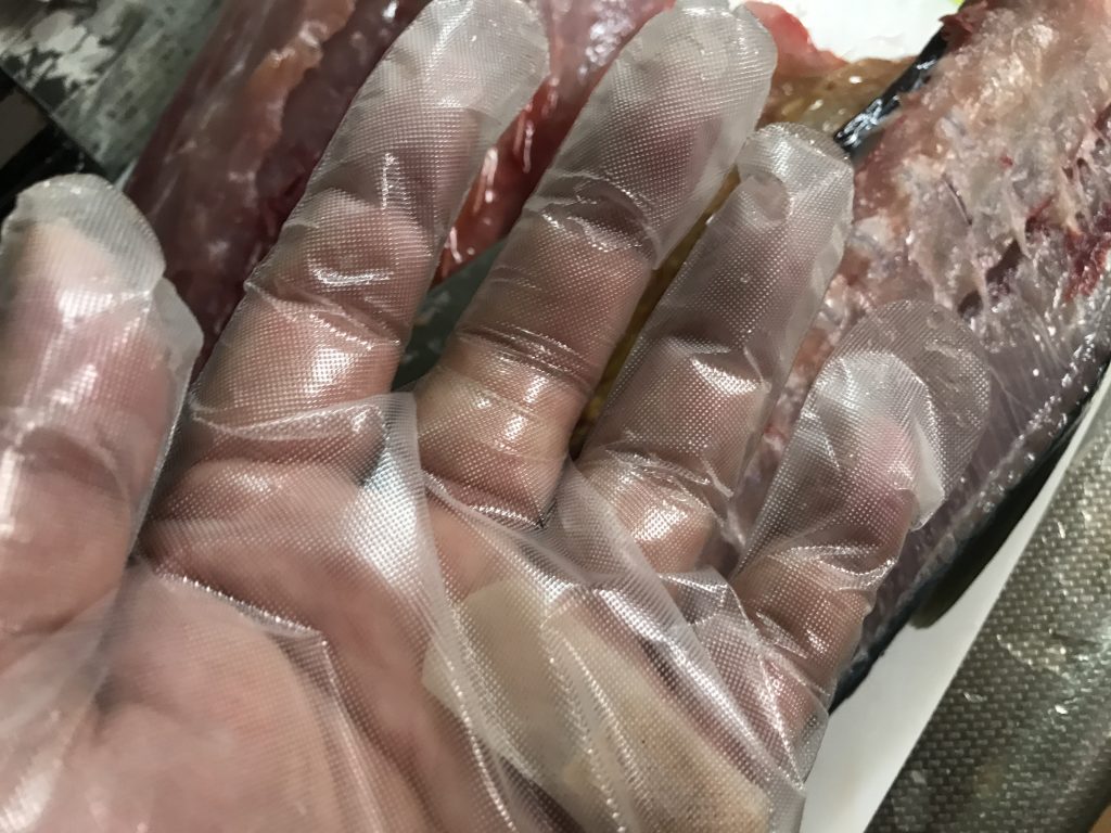 釣った魚を料理する時、手を切っていたらこれが便利